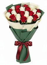 Букет Микс из красных и белых роз в Силикатном
