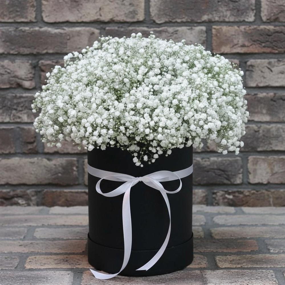 Цветочная композиция из Гипсофила в шляпной коробке в Силикатном