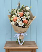 Букет цветов из:  Альстромерии, Лизиантусы, Розы и Хризантемы в Силикатном