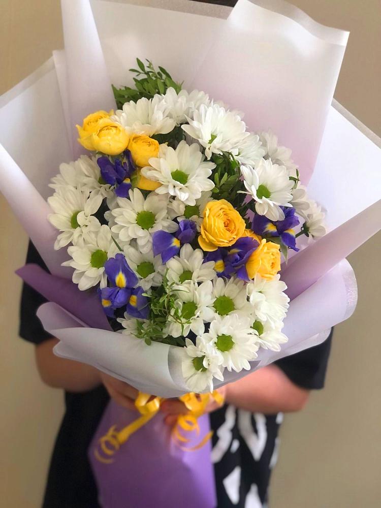 Букет цветов из: Ирисы, Хризантемы и Розы в Силикатном