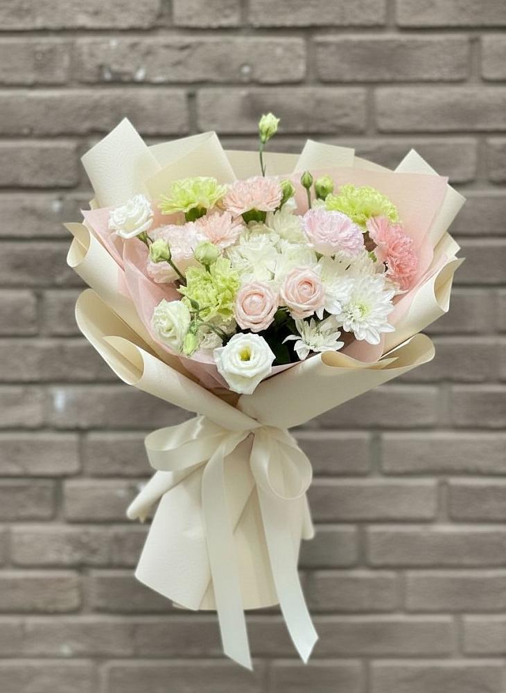 Букет цветов из: Гвоздики, Розы, Лизиантусы и Хризантемы в Силикатном