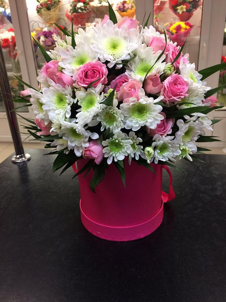 Цветочная композиция из Розы и Хризантемы в шляпной коробке в Силикатном