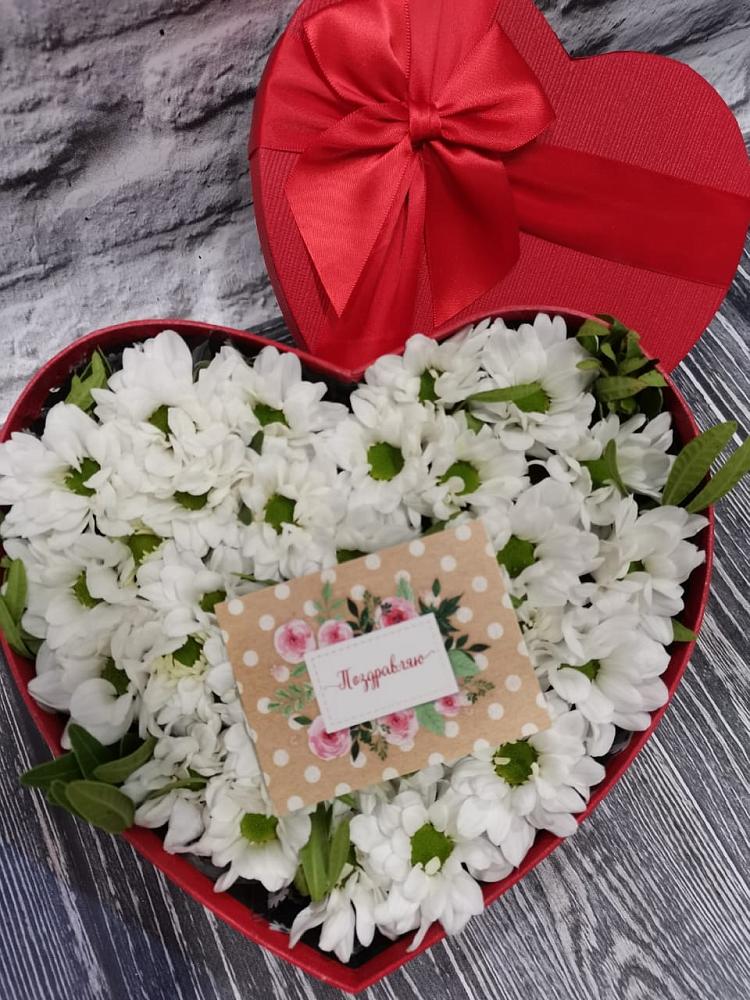 Цветочная композиция из Хризантемы в виде сердца в Силикатном