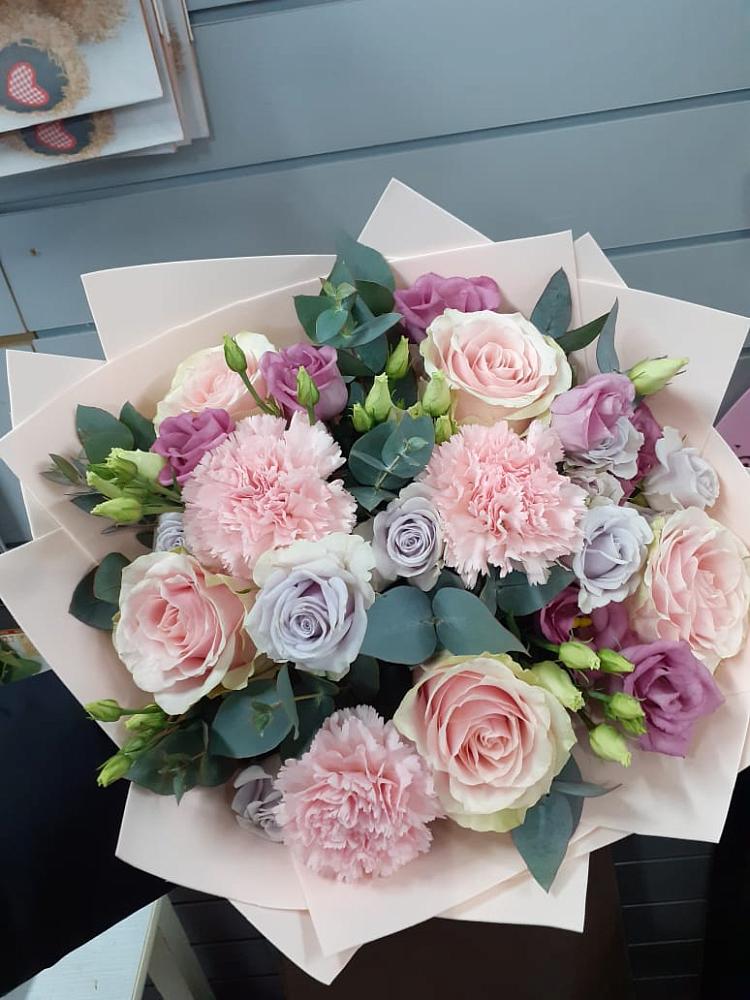 Букет цветов из: Розы, Гвоздики и Лизиантусы в Силикатном