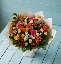 Букет Микс из разноцветных кустовых роз в Силикатном